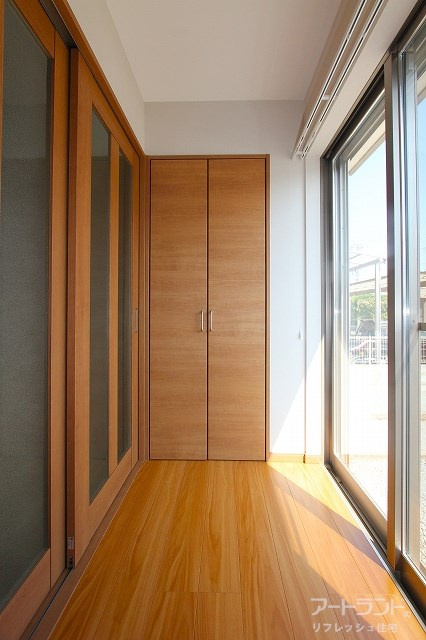 【広縁】お庭が見える奥行広めの広縁。床板張り替え。収納付き。