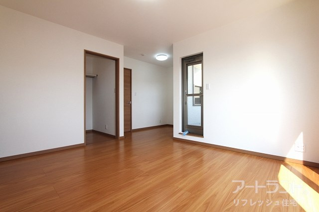 【2階洋室10.5帖】陽当たり良いおすすめのお部屋。WIC、小屋裏収納付きで物が多いご家庭でも安心。