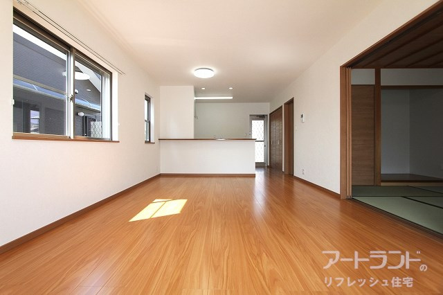 【リビング19帖】キッチン横に収納クローゼット付き。