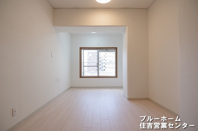 約8帖の洋室です！お部屋には収納や窓があります！