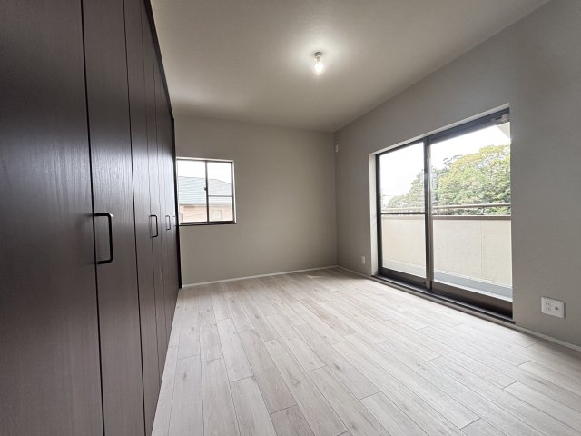 壁一面クローゼットの寝室です。2面採光で明るいです！