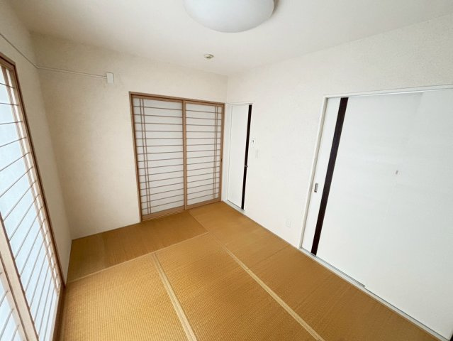 陽射しの柔らかさと畳の香りに包まれる和室。客間としても、家族の憩いの場としても活躍する多目的な空間です