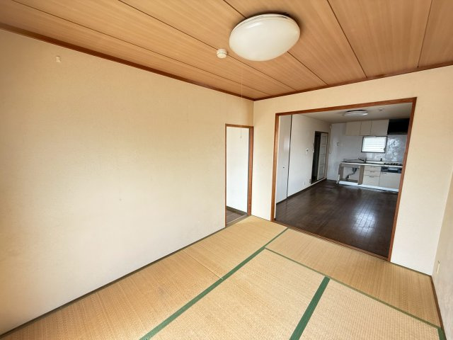 約6帖の和室です。南向きバルコニーからの日当りが良好です。