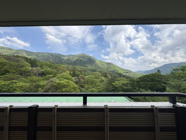 共用露天風呂からは雄大な山並みを望み、夏には強羅の花火を楽しむことができます