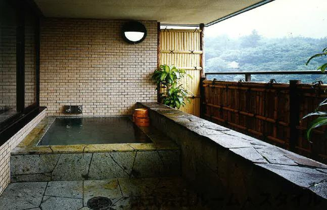 岩風呂風露天風呂。大自然の爽やかな外気を浴び、五感全てを開放できます。