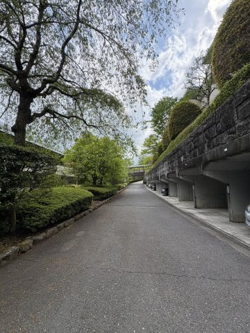 四季を感じる豊かな植栽に囲まれた敷地内。屋根付駐車場を無料でご利用いただけます