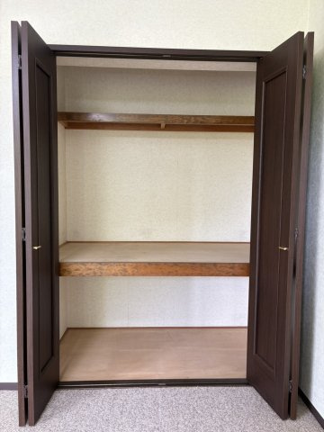 洋室には収納を備えており、お部屋をすっきりとお使いいただけます