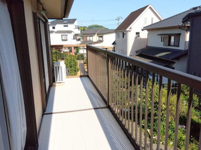 南向きのバルコニーがあるので陽当たりが良好です。お洗濯がよく乾きそうですね。　