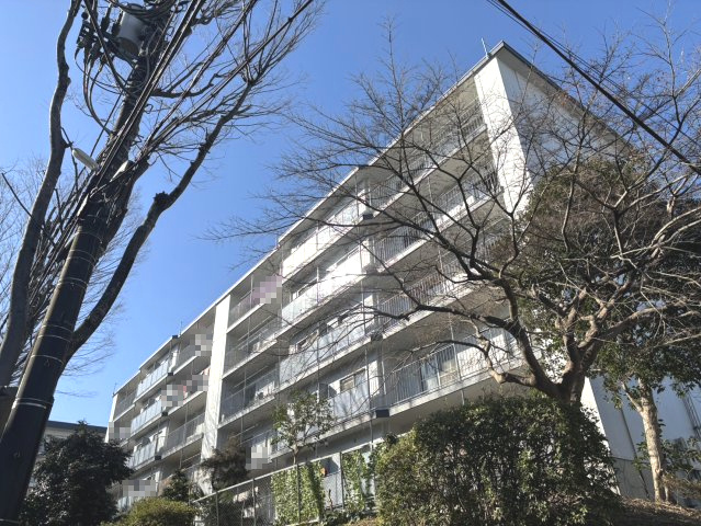 隣の棟との間に距離がありますので、陽当たりが良く気持ちよく生活することができます。