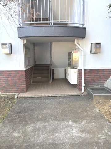 雨の日はベビーカーや傘を畳む時、屋根があるスペースが助かります♪