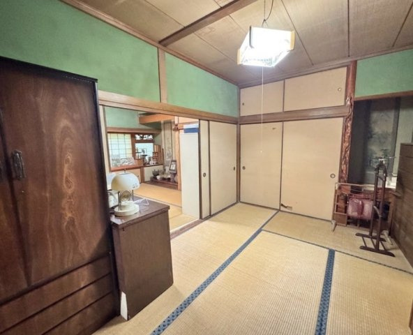 落ち着いた和の空間が広がる和室は、襖や押入収納も備えた使い勝手の良い仕様。隣室とのつながりもあり、開放的に使うことも可能です。来客時やご家族のくつろぎスペースとしても活躍します。