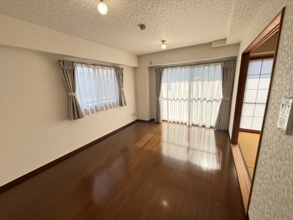 【プレジャーガーデン南大沢弐番館の居間】