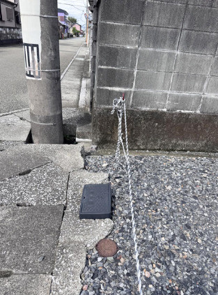 敷地入口付近の様子。道路側の設備や側溝の位置も、現地でご確認いただけます。