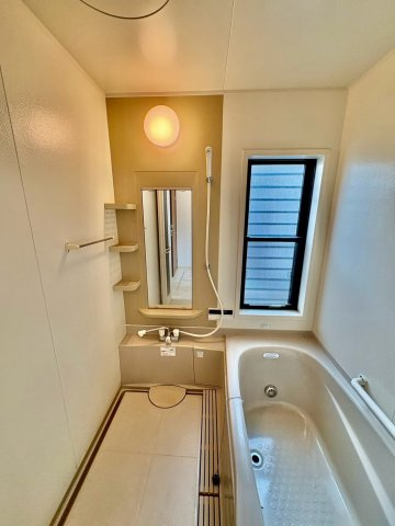 一日の疲れを癒す、ゆったりとした浴室空間