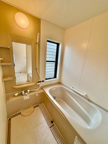 一日の疲れを癒す、ゆったりとした浴室空間