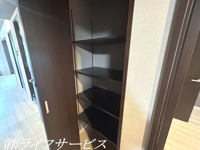 廊下にも便利な収納有