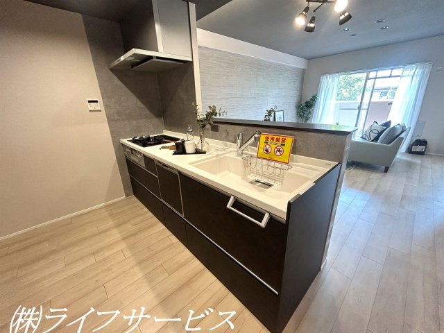オープンスタイルのシステムキッチン