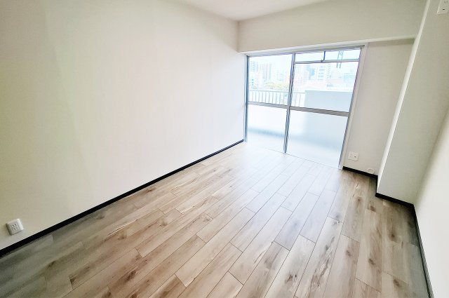 洋室1：バルコニーへの出入りができるお部屋です。