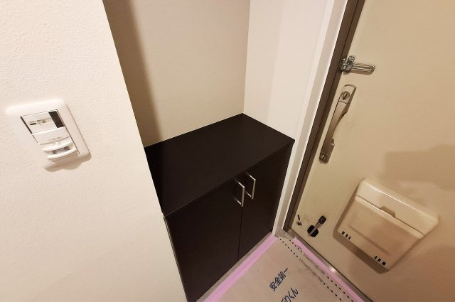 玄関：下駄箱付き。