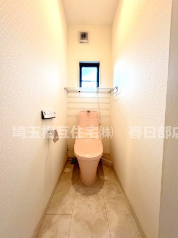 トイレは1階・2階それぞれに設置で便利です。温水洗浄機能付き。