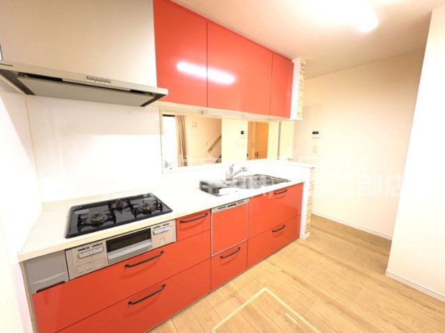 収納豊富で調理器具・調味料もスッキリ片づけられます。対面式キッチンで会話が弾みます♪