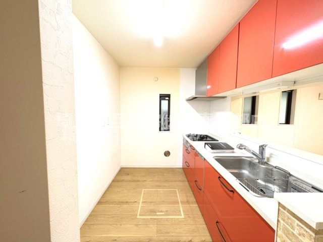 収納豊富で調理器具・調味料もスッキリ片づけられます。対面式キッチンで会話が弾みます♪
