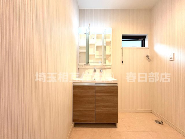 三面鏡独立洗面台。鏡の裏が収納になっていて生活感が出にくく、スタイリッシュです。