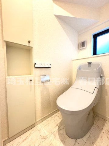 トイレは1階・2階それぞれに設置で便利です。温水洗浄機能付き。