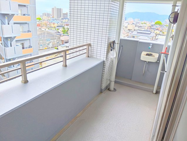 リビングに面した南側のバルコニーです。水栓があるので家庭菜園なども楽しめますね。