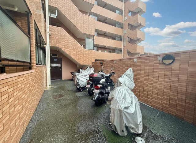 【バイク置き場】