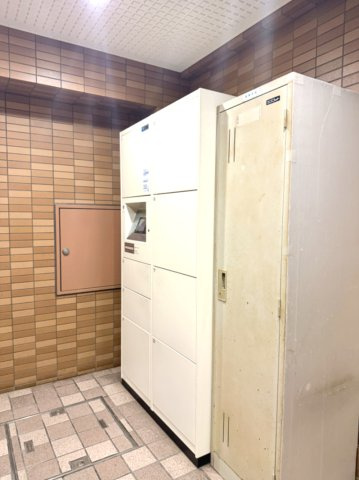 【宅配ボックス】　不在の時間が多くても、いつでも荷物の受け取りが可能です。