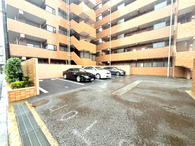 【駐車場】　お車の出し入れがしやすい平面駐車場。