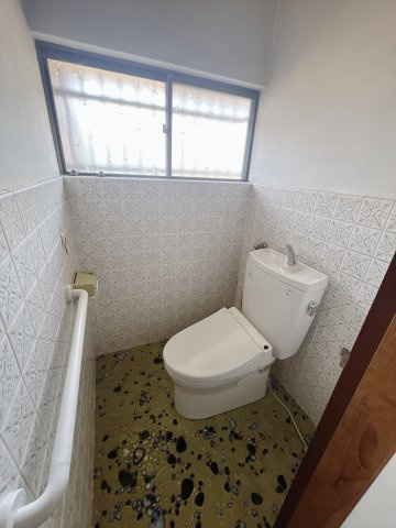 ■トイレ｜白を基調としたトイレになってます♪窓付きなので常に綺麗を保てます♪