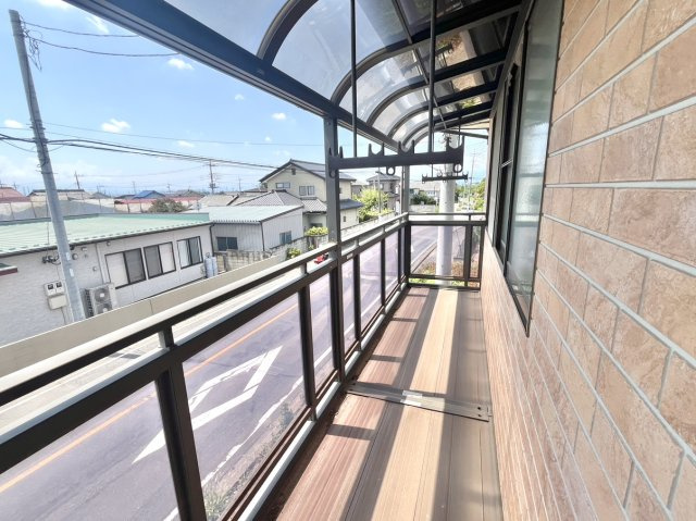 ■バルコニー｜共働きのご家庭に嬉しい屋根付きバルコニー！急に雨が降ってきても安心です♪