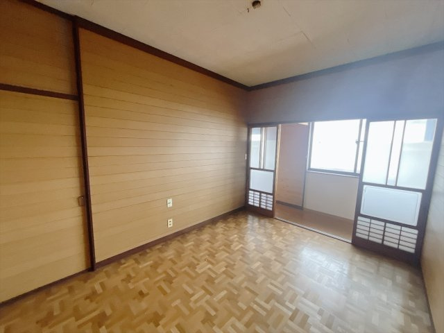 ■2階洋室｜2階洋室には大きな窓をご用意しています。日中はあたたかな日差し差し込み自分時間も充実できますね＾＾