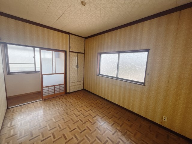 ■2階洋室｜2面採光で明るい2階の洋室。全部屋フローリングなので、お掃除がしやすいです♪大きな収納もあって嬉しい！