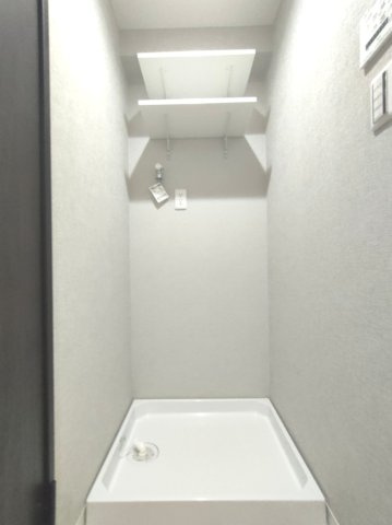 【室内洗濯機置き場】　上部の可動棚にランドリーグッズなどを収納できます。