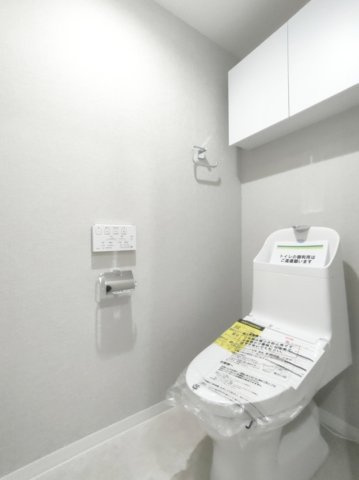 【トイレ】　洗浄機能付きトイレ。上部には収納付で、トイレットペーパー等、買い置きもしやすそうです。