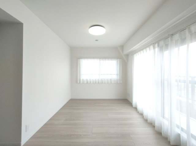 【洋室約7.0帖】　広々とした洋室。主寝室や子ども部屋にいかがでしょうか？