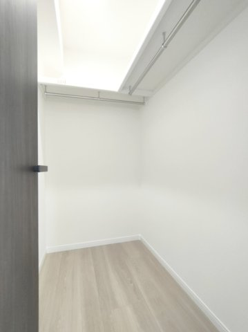 【洋室約7.0帖　収納】　たっぷりと荷物が入るよう、ウォークインクローゼットを完備いたしました。ぜひ、現地にて大きさ、広さの感覚をお確かめください。