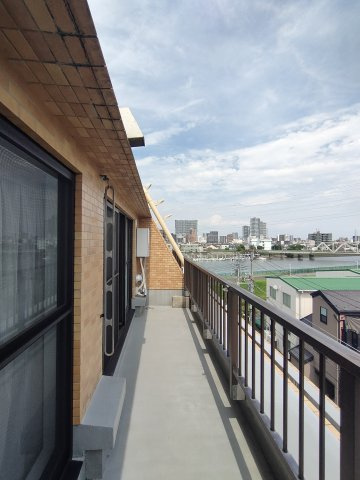 【バルコニー】　南東向きバルコニー。朝日をしっかり浴びることができます。