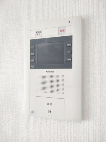 【TVモニター付きインターフォン】　訪問者の顔を見ることができるので、安心してドアを開けられます。