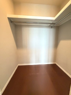 たっぷりと荷物が入るクローゼットを完備いたしました。画像と現地では大きさ、広さの感覚が違います。