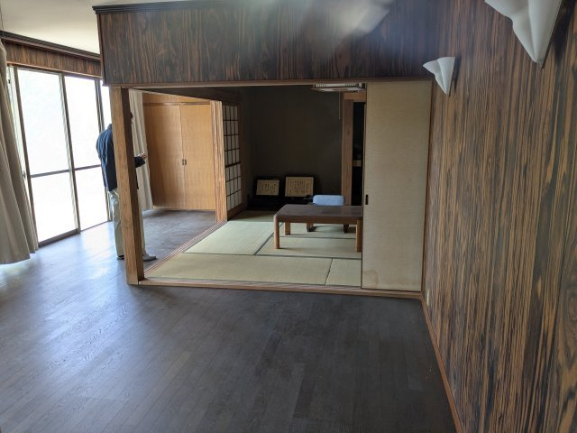 板の間の洋室と続き間の和室が隣接しています。大空間を自由に区切って使えます。