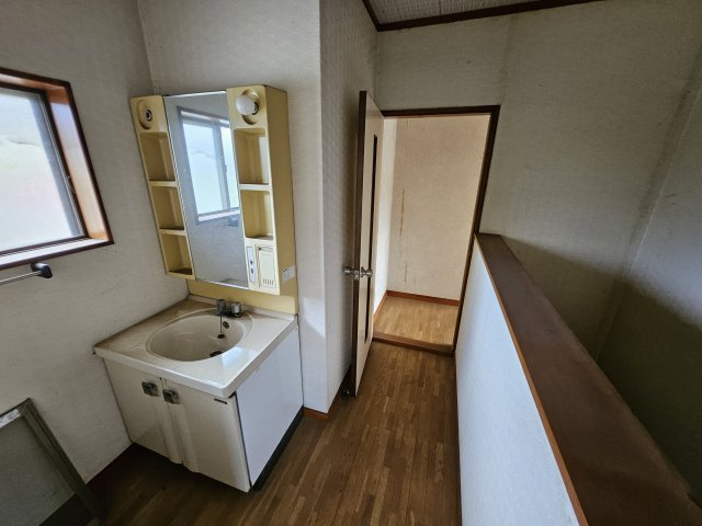 2階の独立洗面台。同居人数が多いご家族にはあると嬉しい設備です。
