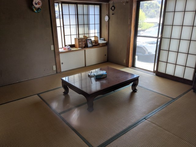 くつろぎの和室は二面採光で明るく、風通りも良好。