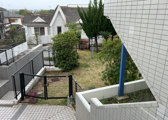 ラウンジは、マンションの共用スペースに椅子やテーブルなどを配置した利用者が寛げる空間です。屋内型ラウンジと屋外型ラウンジがあります。共用部分の管理状況と合わせて、詳細については現地でご確認ください。