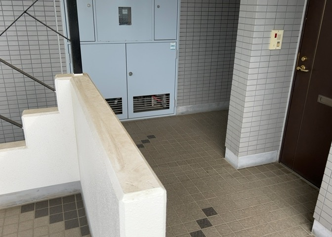 共有部分は、住民なら誰もが使える設備のこと。例えば駐車場やエレベーター、インターネット設備、セキュリティ設備などがあります。他にも、マンションの廊下・外部階段やエントランス・ゴミ置き場などがあります。
