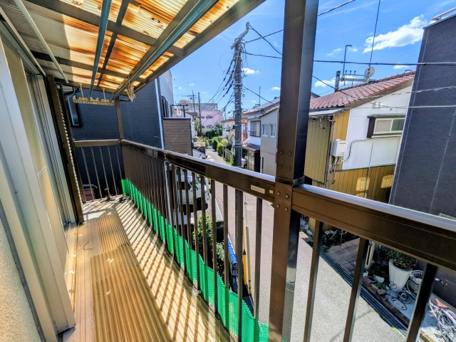 たっぷりの陽光が降り注ぐ、陽当たり・風通し良好なバルコニーです！ゆとりのある広さで、毎日のお洗濯物やお布団も干しやすく、気持ちよく乾きます。家事が捗る嬉しいスペースです。