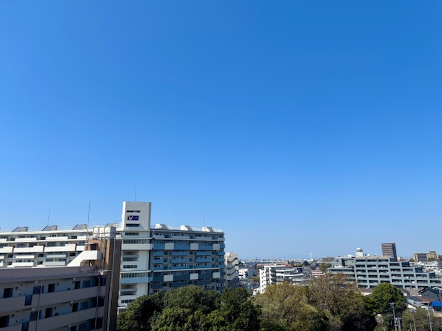 8階部分のバルコニーから見た南西側の眺望です。2026年4月撮影